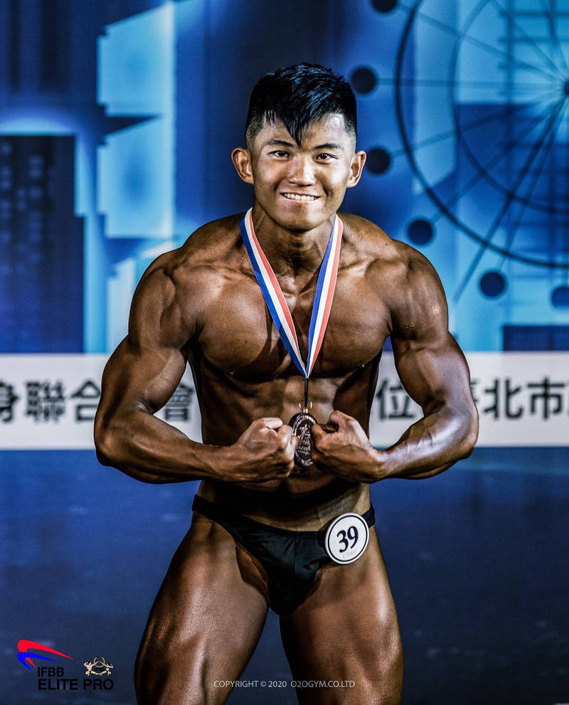 鼓山分局龍華派出所暖警莊子承前年參加年歐洲「IFBB國際健美健身聯合總會」在台灣舉辦的「第2屆健美錦標賽」，打敗眾多選手勇奪銅牌。 （莊子承提供）