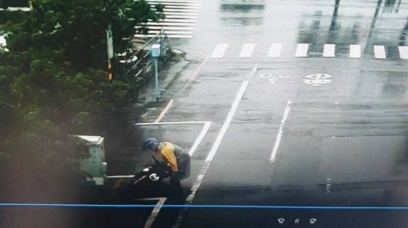 警方調閱道路監視器影像發現是陳姓男子自己把機車放倒，並非自撞路旁中華電信箱。（警方提供）