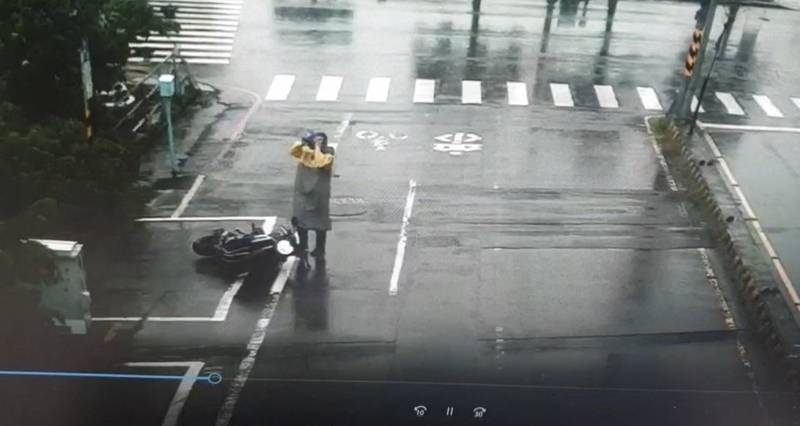 警方調閱道路監視器影像發現是陳姓男子自己把機車放倒，並非自撞路旁中華電信箱，再向警方謊報發生車禍。（警方提供）