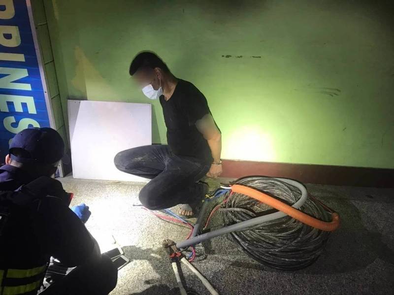 員警發現鄒姓男子躲藏在牆角，當場查獲他在偷剪工地電纜線。（埔里分局提供）