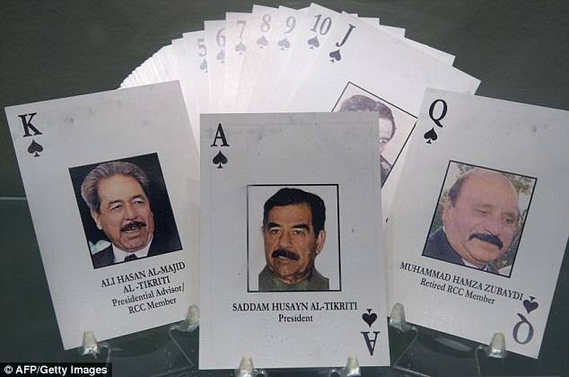 美軍2003年推出的伊拉克戰犯撲克牌，中間黑桃A「頭號戰犯」，是前伊拉克已故統治者海珊。（法新社資料照）