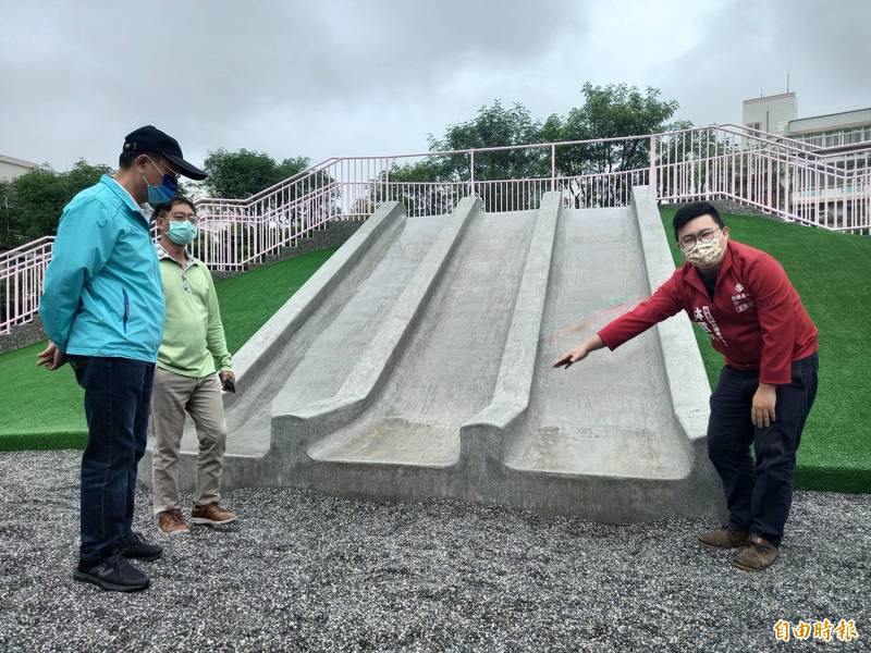 羅東鎮九號公園遊戲場啟用滿月，人氣設施溜滑梯安全性遭質疑。（記者江志雄攝）