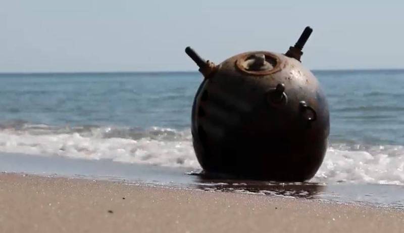烏軍拆彈小組在敖德薩海灘發現一枚俄軍水雷被沖上岸，隨即執行爆破處理。（圖取自推特）