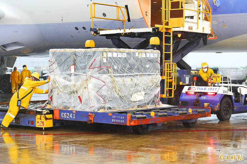 Workers unload a shipment of children’s doses of the Pfizer-BioNTech COVID-19 vaccine at Taiwan Taoyuan International Airport yesterday.
Photo: Chu Pei-hsiung, Taipei Times