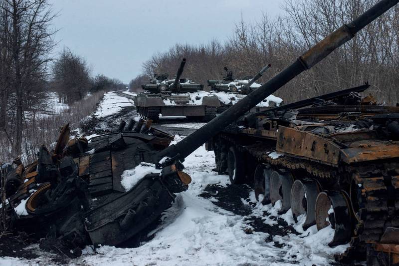 烏克蘭國防部今（16日）公布最新戰果統計，指稱已有約2萬7700名俄軍官兵陣亡，而俄軍昨日一天就損失22門火砲，似乎有不少陣地被殲滅，也顯示烏軍持續推進中。圖為俄軍損毀戰車。（路透檔案照）