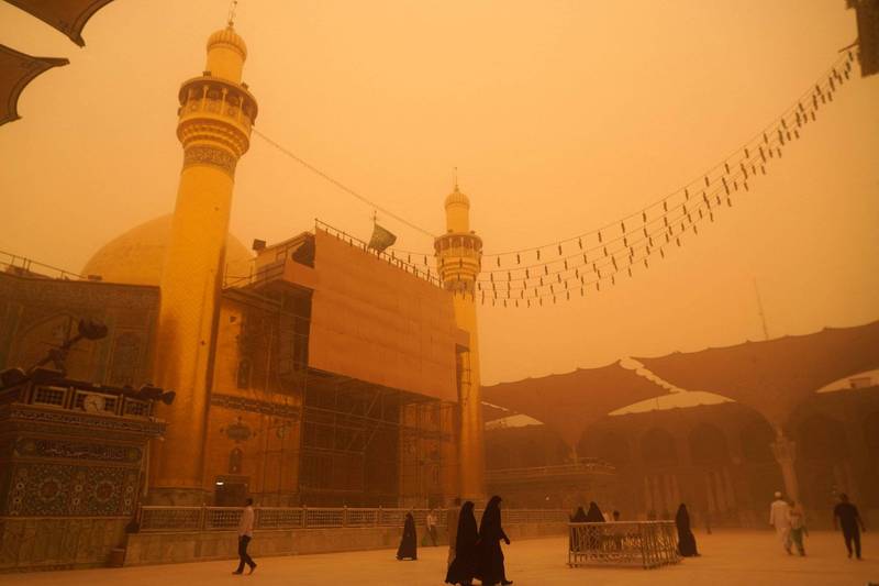 伊拉克饱受沙尘暴之苦，16日圣城纳杰夫（Najaf）的伊玛目阿里清真寺（Imam Ali shrine）笼罩在满天沙尘中。（法新社）(photo:LTN)