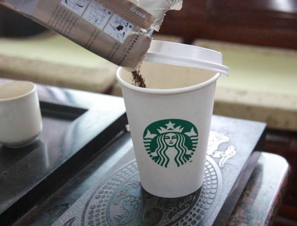 醫師李忠哲將俗稱強姦藥丸的FM2摻進星巴克咖啡給學妹喝。示意圖。（資料照）