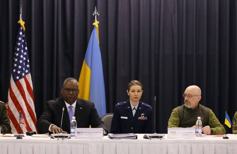 美國國防部長奧斯汀（左）與烏克蘭國防部長雷茲尼科夫（右）通話，奧斯汀重申美國支持。（歐新社）