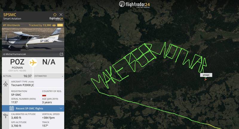 波蘭「史馬特航空」飛行學校一架「泰克南」噴射機，日前於波茲南上空飛行時，透過移動軌跡，在天空中寫下了「要釀啤酒，不要作戰」的字樣。（圖擷取自@flightradar24推特）