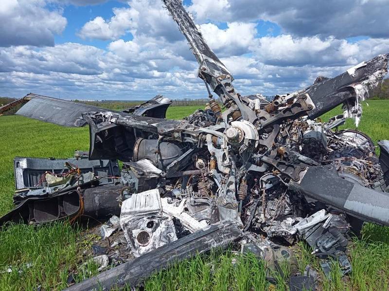 烏克蘭空軍與防空單位15日一天內擊落11個俄軍空中目標。Mi-28直升機殘骸示意圖。（圖擷取自Twitter）