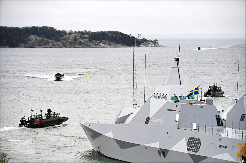 在芬蘭15日宣布準備申請加入北約後，瑞典政府16日正式表態跟進。圖為瑞典去年10月舉行Swenex軍事演習。（美聯社檔案照）
