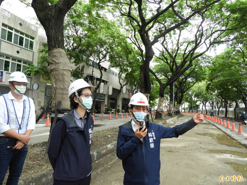 高雄市副市長林欽榮（右）強調，汛期將屆，拆除大順二路的輕軌圍籬並重鋪路面，約有半年時間先還路於民。（記者葛祐豪攝）