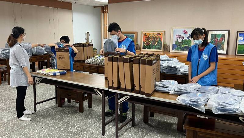 宜特學生將570份縣長獎紀念品組合裝箱。（記者江志雄翻攝）