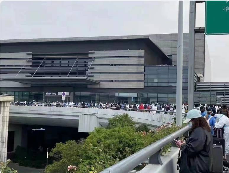 中國微博傳出虹橋火車站湧現「離滬人潮」照片。（取自微博）