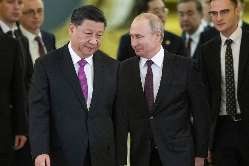 圖為俄國總統普廷（右）和中國領導人習近平（左）。（美聯社）