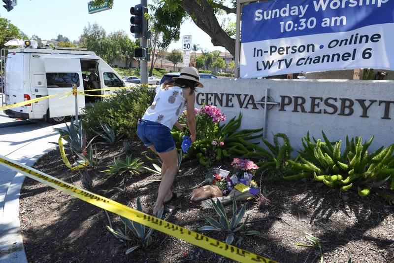 美國南加州基督長老教會槍擊案，造成1死5傷悲劇，民眾在案發現場獻花致哀。（法新社）