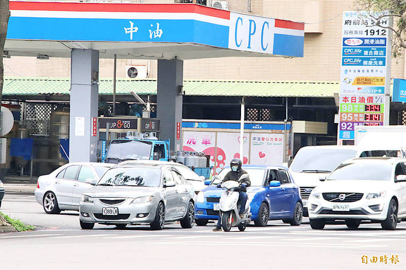 A CPC Corp, Taiwan gas station in Hsinchu County’s Jhubei City is pictured on Feb. 18.
Photo: Huang Mei-chu, Taipei Times