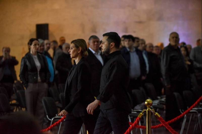澤倫斯基17日與妻子奧琳娜出席烏國前總統克拉夫丘克的葬禮。（歐新社）