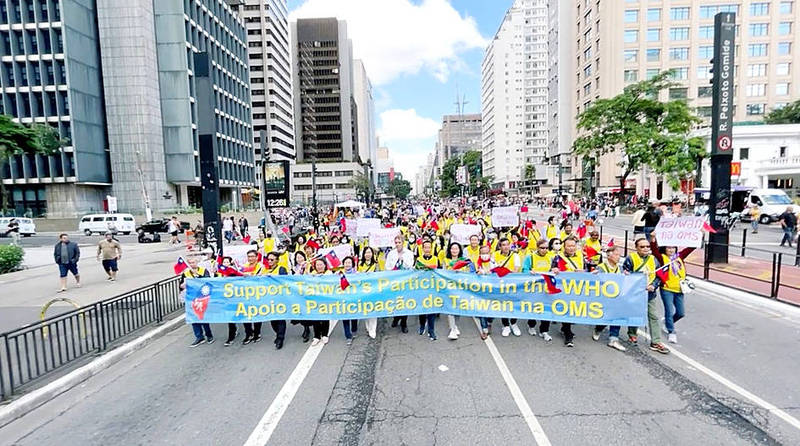 A group of Taiwanese and their supporters hold a banner while marching in downtown Sao Paulo on Sunday, calling on Brazil to support Taiwan’s participation in the World Health Assembly.
Photo courtesy of the Taipei Economic and Cultural Office in Sao Paulo A group of Taiwanese and their supporters hold a banner while marching in downtown Sao Paulo on Sunday, calling on Brazil to support Taiwan’s participation in the World Health Assembly.
Photo courtesy of the Taipei Economic and Cultural Office in Sao Paulo