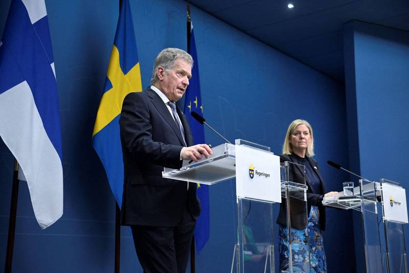 芬蘭總統尼尼斯托（左）應邀訪問瑞典，今天與瑞典首相安德森（右）召開共同記者會，強調兩國過去幾個月合作，到現在將共同申請加入北約，代表民主的勝利。（路透）