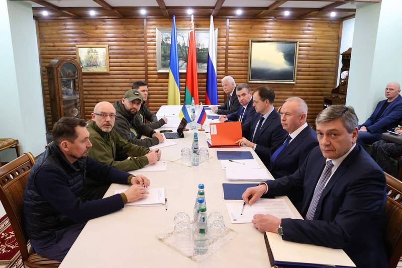 俄罗斯副外交部长鲁登科（Andrei Rudenko，图中右前1）17日指控乌克兰单方面退出谈判，双方和谈进度已全面停摆。图为3月乌俄和谈会议。（法新社资料照）(photo:LTN)