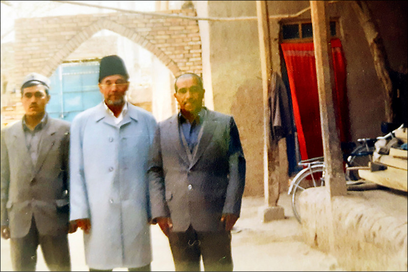 住在土耳其的81歲前香料貿易商馬赫穆土赫提．伊敏（Mahmutohti Amin，中），2017年被告知住在中國新疆維吾爾自治區疏附縣的兩個兒子都已經被捕，但他直到檢視中國警方的外洩名單，才知道他們分別被判刑7年和11年。圖為伊敏2001年在疏附和兩個兒子的合影。（美聯社）