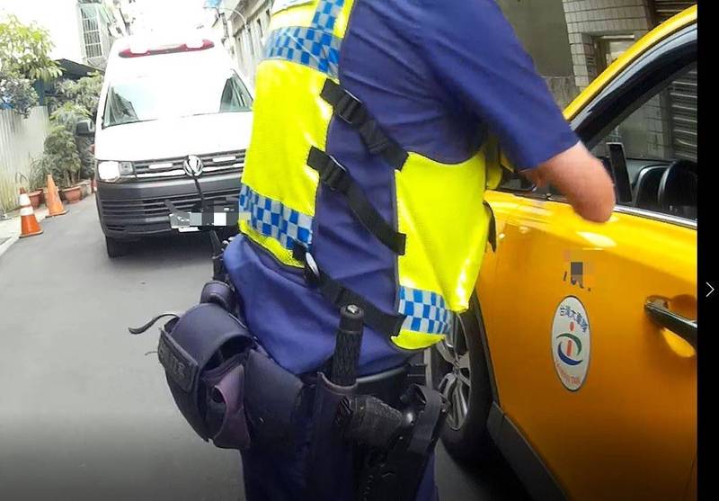 員警立即拍窗要求小黃駕駛倒退，小黃駕駛態度消極被開罰。（警方提供）