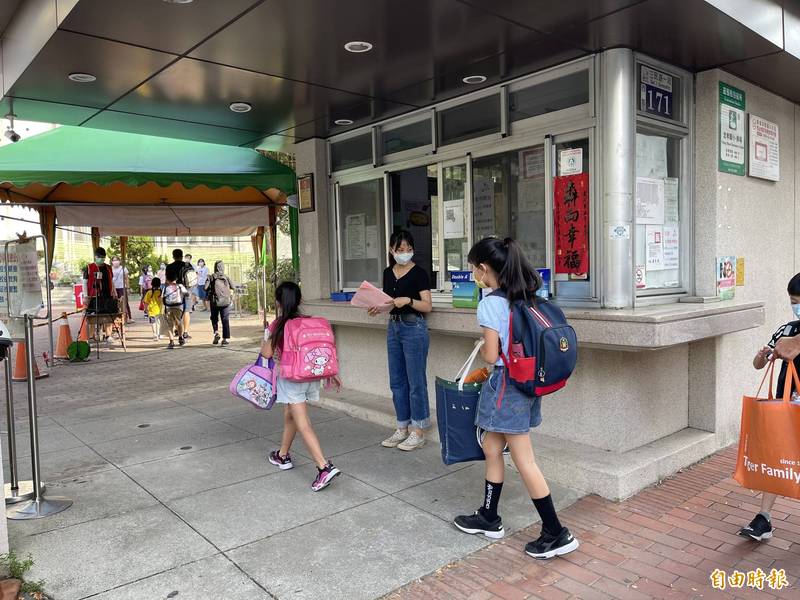 台北市宣佈自23日起市國小、國高中遠距教學一週，國三及高三則是到畢業典禮前一日都採遠距教學，台中市教育局強調，目前暫不跟進。（記者蘇孟娟攝）