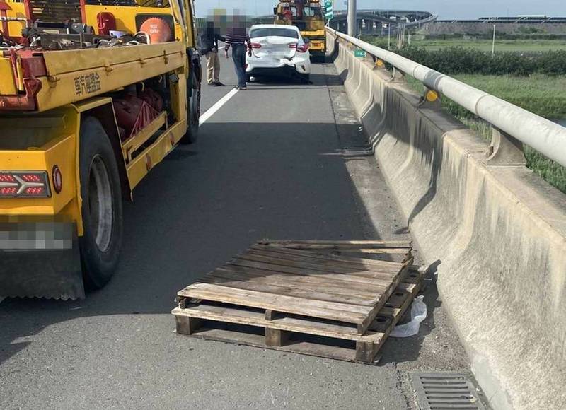 西濱彰化福興段驚傳聯結車載運的4塊木棧板掉落，疑釀後方3輛小型車閃避的連環追撞。（警方提供）