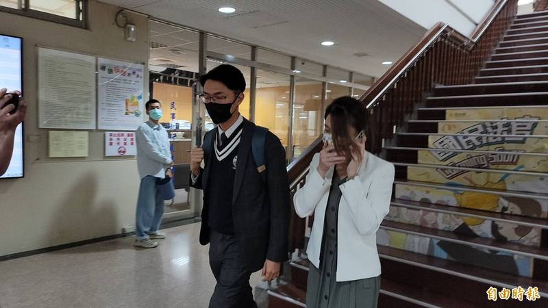 許藍方（右）在台北地院出庭後拒絕受訪，隨後搭上橘色Mini Cooper轎車離開。（記者溫于德攝）