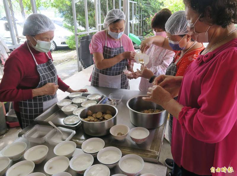 社頭第一社福大樓正式啟用，地方長輩早上5點就來C據點「魔法廚房」炊碗粿。（記者陳冠備攝）