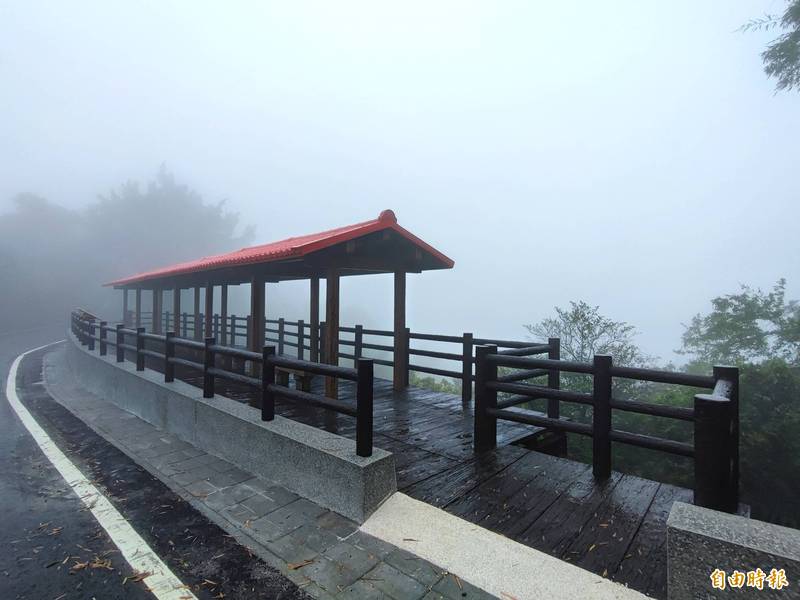 龍船窩觀日亭已經整建完工，適合賞景，雲霧環繞時，一片迷濛，宛如仙境。（記者吳俊鋒攝）