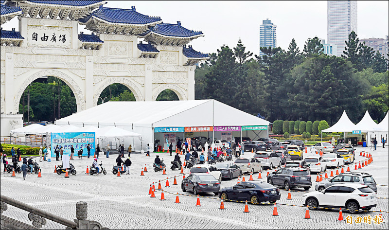 台北榮總在中正紀念堂開設車來速篩檢站，17日正式上路。（記者廖振輝攝）