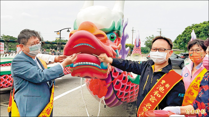 新竹縣長楊文科（左一）、議長張鎮榮（左二）為新的競技龍舟點睛開光，啟動下水儀式。（記者黃美珠攝）