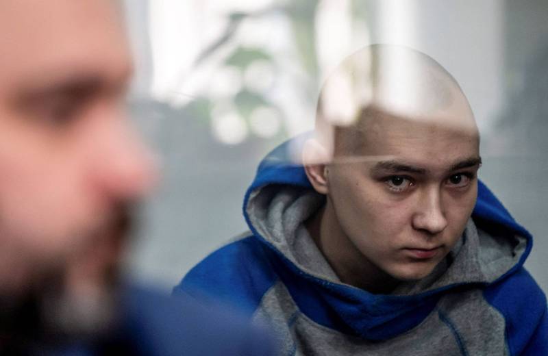 俄軍首名戰犯、21歲士兵希希馬林（Vadim Shishimarin，見圖）18日在基輔法庭上承認槍殺烏國62歲平民。（路透）