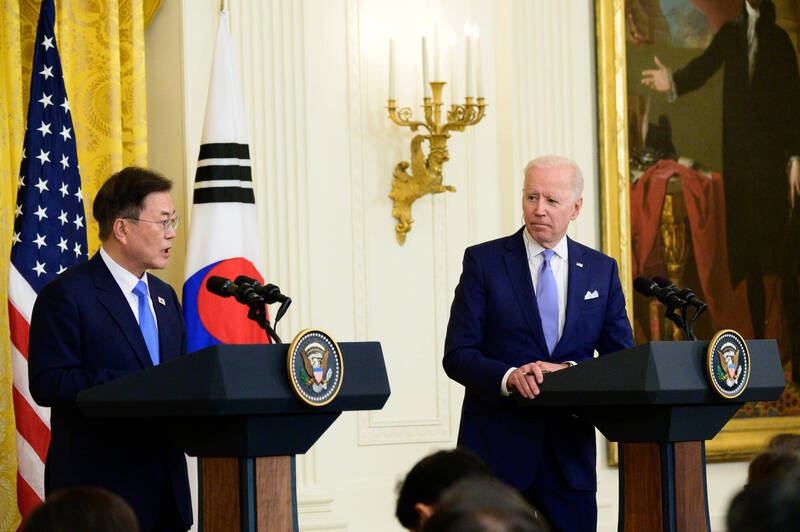 美國總統拜登（右）訪韓將會見南韓前總統文在寅（左）。（彭博檔案照）