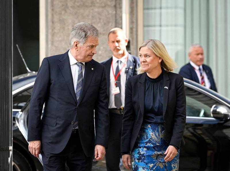 瑞典總理安德森（Magdalena Andersson，圖右）17日與來訪的芬蘭總統尼尼斯托（Sauli Niinisto，圖左）會面。（路透）