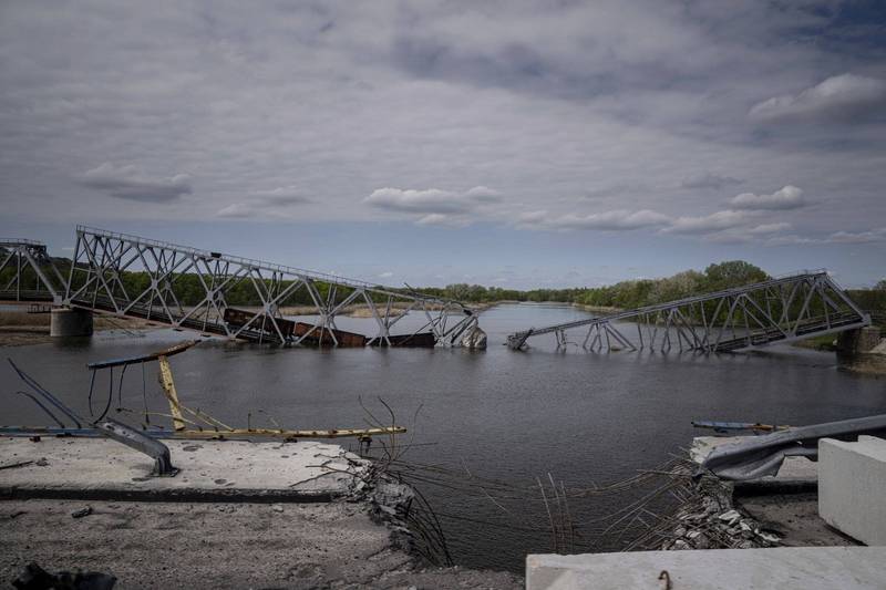 日前俄軍企圖搭建浮橋強渡北頓內茨克河，遭烏克蘭軍伏擊，大敗而歸。（美聯社）