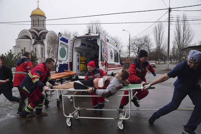 WHO證實，烏克蘭境內自俄軍入侵以來已發生226起針對醫療公衛設施的襲擊事件。圖為烏克蘭醫護。（美聯社）