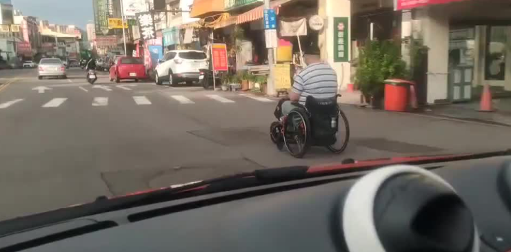 原PO貼出老闆錄下被「輪椅哥」超車的影片。（圖擷取自爆廢公社公開版）