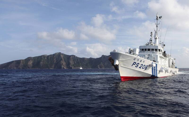 日本海上保安廳18日與美國海岸防衛隊簽署合作文件。圖為海上保安廳船艇航經釣魚台。（路透）