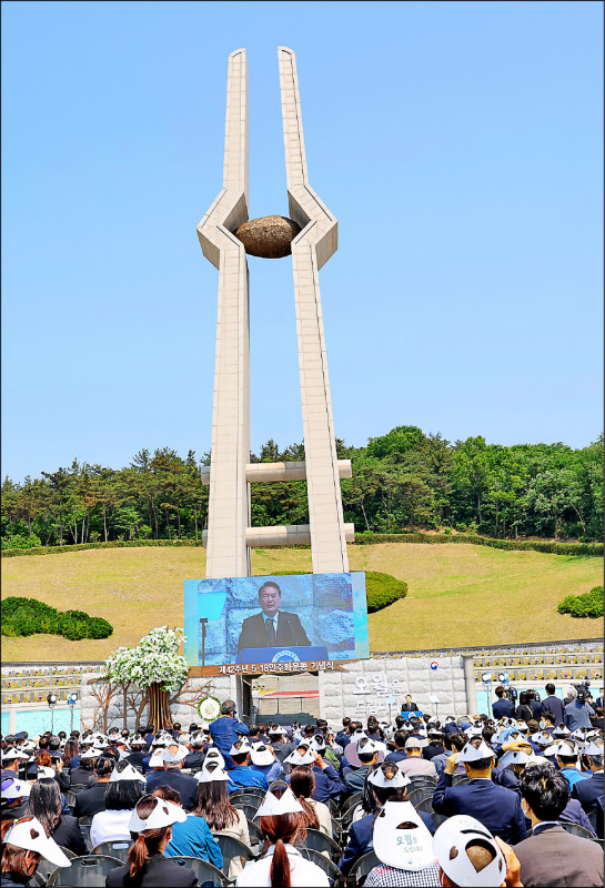 南韩总统尹钖悦（中）出席光州事件42週年纪念会，并向与会民众发表演说。（法新社）(photo:LTN)