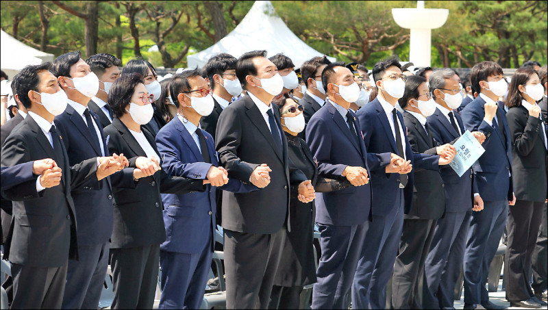 南韩总统尹钖悦（中）18日率领保守派执政党议员与其他公职人员，在光州「国立518民主公墓」会场，出席光州事件42週年纪念会。（法新社）(photo:LTN)