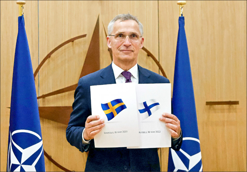 瑞典與芬蘭大使18日在比利時布魯塞爾的北大西洋公約組織（NATO）總部，正式遞交加入北約的申請書。（法新社）