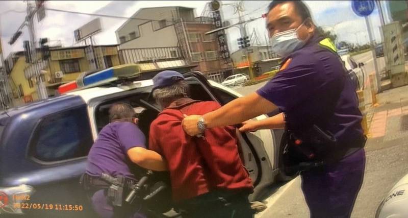 花蓮市今天中午發生一起持刀攻擊員警的案件，男子未戴口罩遭警方勸導時突然拿刀攻擊警方遭逮捕。（花蓮警分局提供）