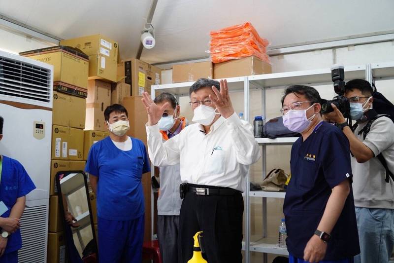 台北市長柯文哲今前往自由廣場防疫急門診了解運作情形。（台北市政府提供）