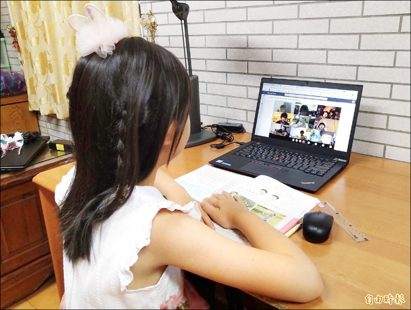 因應疫情洪峰到來，台北市國小、國高中職從23日至27日進行遠距教學。圖為國小學童在家線上學習的情形。
（記者蔡亞樺攝）