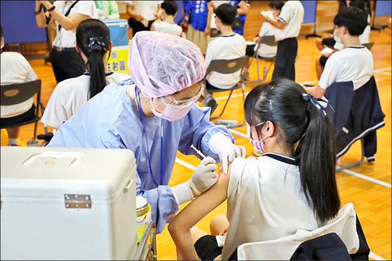 台南市滿五歲至十七歲BNT疫苗預計於五月廿七日起入校施打。圖為日前施打疫苗狀況。（台南市政府提供）