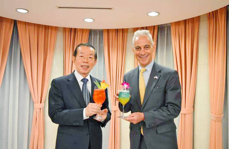 
Representative to Japan Frank Hsieh, left, receives US Ambassador to Japan Rahm Emanuel at Hsieh’s official residence on Wednesday.
Photo: Screen grab from Facebook