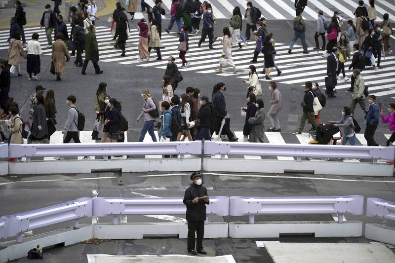 日本力拚與疫共存，厚生勞動省專家就防疫政策進行討論。圖為東京街景，示意圖。（美聯社）